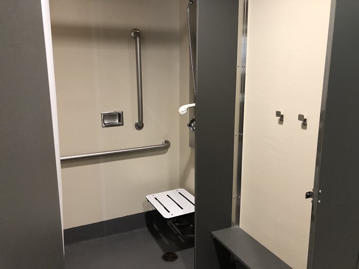 La douche dans le bâtiment de service de la boucle F du camping Petit-Gaspé est adaptée pour les personnes à mobilité réduite.