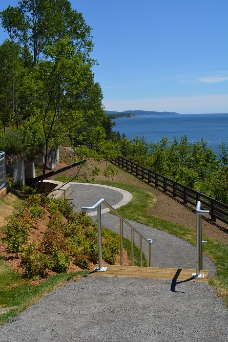 A gun is pointing out of the Fort Peninsula coastal battery, toward Gaspé Bay. A staircase makes it possible to get closer.