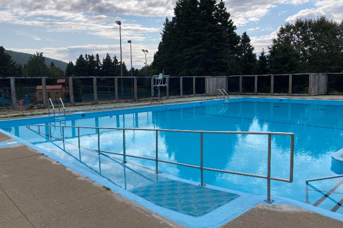 La piscine dispose d'une rampe d'accès pour descendre dans l'eau.