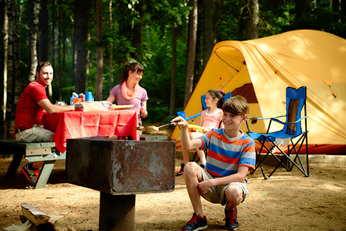 Une jeune famille sur leur terrain de canot-camping