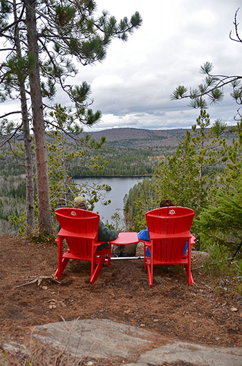 Two red chairs in front of the lac aux Chevaux