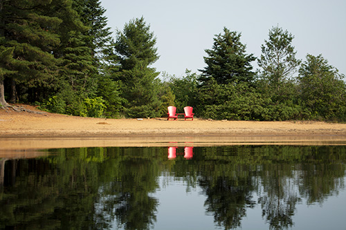 Two red chairs at the Vide-Bouteille's beach
