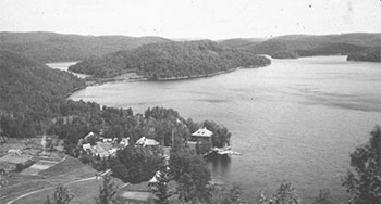 Vue aérienne du lac la pêche, où l’on aperçoit le club Laurentien vers les années 1930