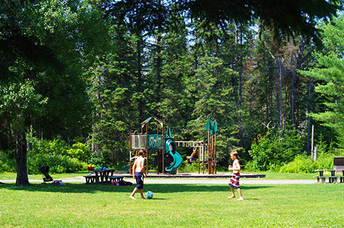 Two children playing ball at the Lac Édouard picnic area