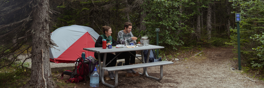 Un couple dine en camping