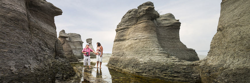 Un visiteur se balade entre les monolithes de calcaire de l’île Nue