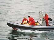 Garde de parc effectuant un exercice d'évacuation d'un blessé dans une embarcation