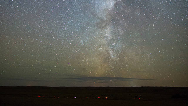 La Voie lactée dans la réserve de ciel étoilé éblouissent le ciel la nuit, au parc national des Prairies. 