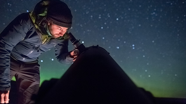  Un visiteur profite des vues spectaculaires de la Voie lactée depuis le camping de la Vallée-de-la-Frenchman, dans la réserve de ciel étoilé, au parc national des Prairies.