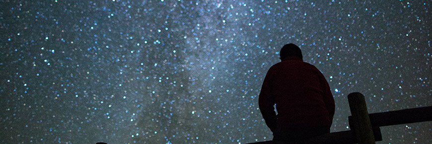 Un visiteur profite des vues spectaculaires de la Voie lactée depuis le camping de la Vallée-de-la-Frenchman, dans la réserve de ciel étoilé.