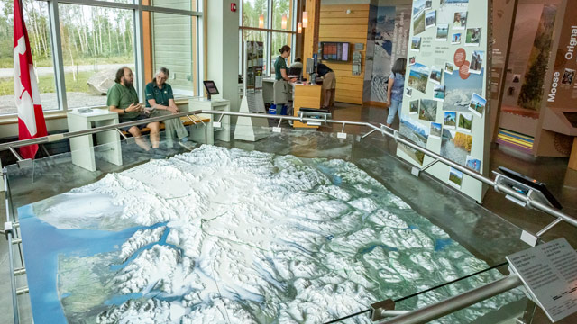 Vue intérieure du centre d'accueil du parc national Kluane avec exposition de cartes topographiques