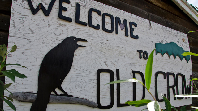 Le panneau qui dit Bienvenue à Old Crow