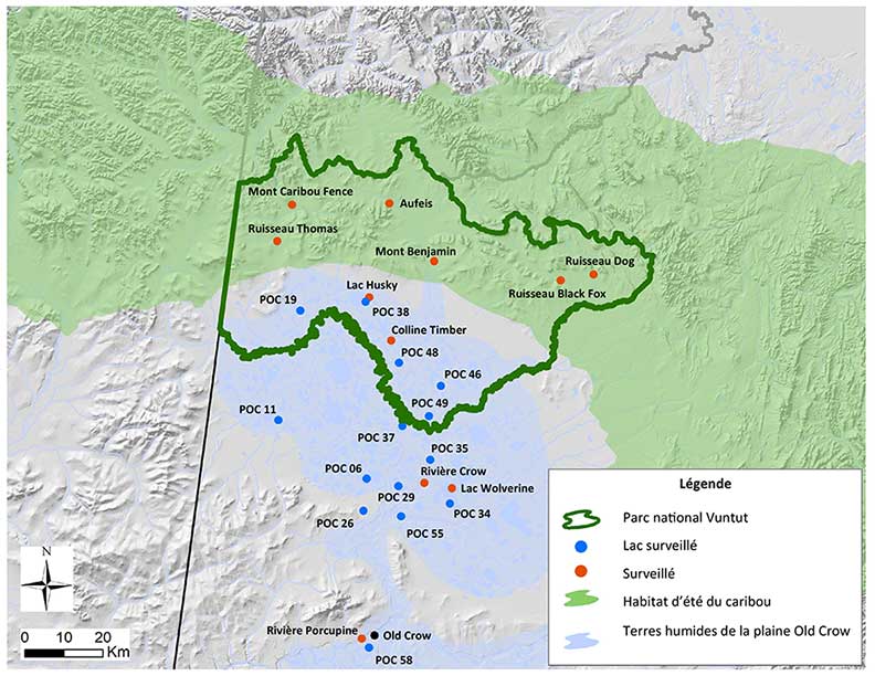 Carte de la région du parc national Vuntut montrant l’emplacement des lieux et lacs surveillés, l’aire de répartition estivale du caribou et l’étendue des terres humides de la plaine Old Crow