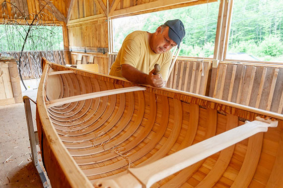 Apprenez l’art traditionnel de la fabrication de canots en compagnie du maître-artisan mi’kmaw Todd Labrador dans le parc national et lieu historique national Kejimkujik.