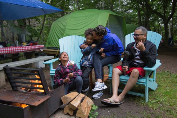 Les membres d’une famille assis près de leur tente.