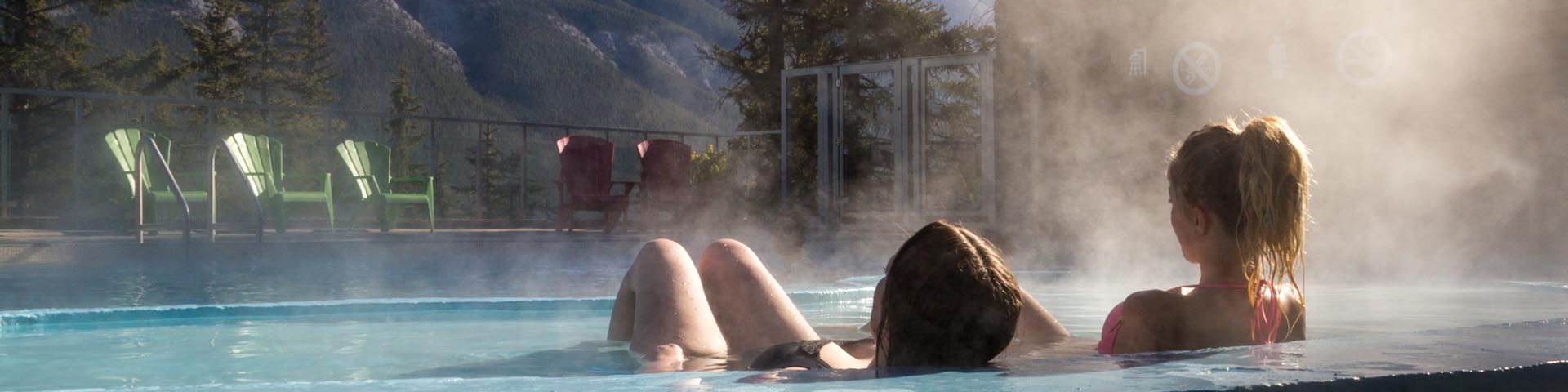 Deux jeunes femmes profitent du bon temps aux sources thermales Upper Hot Springs de Banff