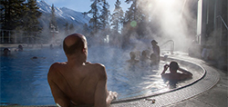 Un homme se baignant dans la piscine des sources thermales Banff Upper Hot Springs