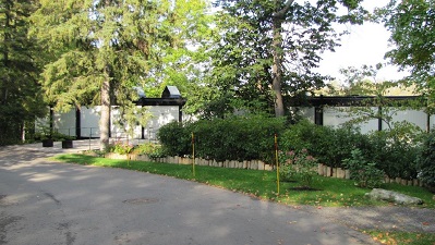 La façade principale de la maison Hart Massey vu de Lansdowne Road North. © Christine Boucher, Agence Parcs Canada / Parks Canada Agency, 2017.