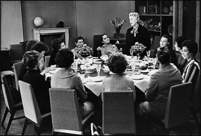 Groupe de femmes canadiennes, réprésentantes de l'association "Voix des femmes canadiennes", avec des consoeurs soviétiques. Marie-Thérèse Casgrain, debout, prend la parole © M. Osersky / Bibliothèque et Archives Canada | Library and Archives Canada / PA-178173