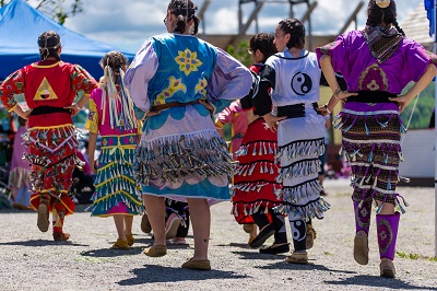 Pow-wow de la Première Nation de Timiskaming (ou Timiskaming First Nation) au LHN d’Obadjiwan–Fort-Témiscamingue, 21 juin 2017. © Parcs Canada | Parks Canada, Stéphane Fortin, 2017