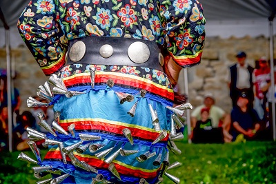 Danseuse indigène se produisant sous une tente au lieu historique national de Lower Fort Garry, 1 août 2016. © Parcs Canada | Parks Canada, Gabrielle Touchette, 2016