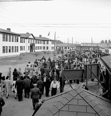 Des ouvriers et des ouvrières quittant l'usine Cherrier de la Defence Industries Limited montent dans des trains de voyageurs. Juin 1944 © Harry Rowed / Office national du film du Canada. Photothèque / Bibliothèque et Archives Canada |National Film Board of Canada. Photothèque / Library and Archives Canada