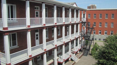 View of the back of the building: the Sainte-Marie wing is in the foreground, with its covered galleries (1926), and the Sacré-Coeur wing is in the background © C. Boucher, Parcs Canada | Parks Canada, 2018