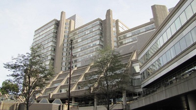 The four-storey massing adjoining the towers on the eastern side of Place d’Accueil © C. Boucher and J. Dufresne, Parcs Canada | Parks Canada, 2016