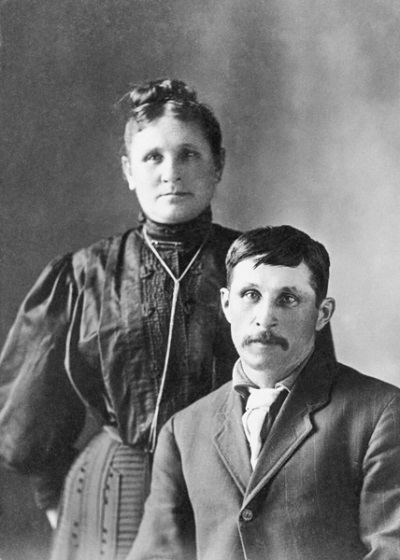 Marie Rose and her brother, ca. 1900 © Cultural Resources Digital Collections, University of Calgary | Collections des ressources numériques, Université de Calgary / CU175019