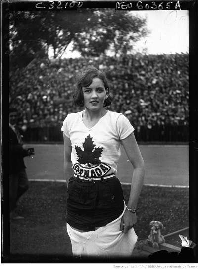 Agence de presse Meurisse. Agence photographique (commanditaire). Colombes : meeting des champions : Caterwood, championne olympique saut hauteur (portrait) : [photographie de presse] / Agence Meurisse. 1928. © gallica.bnf.fr / Bibliothèque nationale de France