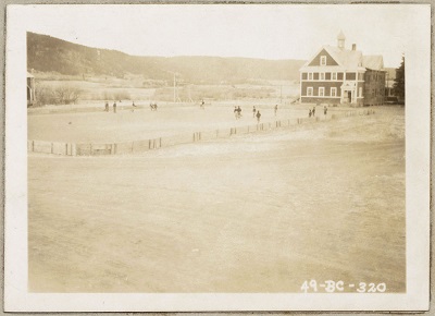 Group of students playing field hockey or lacrosse on a field, Cariboo Indian Residential School, William's Lake, British Columbia, 1949 © Canada. Dept. of Indian and Northern Affairs | ministère des Affaires indiennes et du Nord canadien / Library and Archives Canada |Bibliothèque et Archives Canada / e011080297_s2