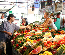 Dock at the Atwater Market to experience its thousand and one pleasures!