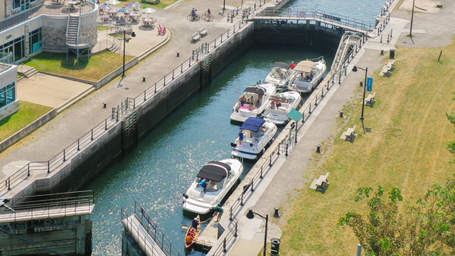 Bateaux amarrés dans une écluse.